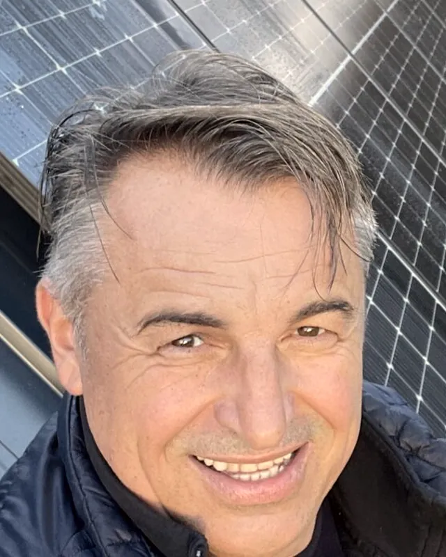 Ing. Stanislav Keresteš, majiteľ eFotovoltika, na streche s fotovoltikou