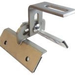 Nastaviteľný držiak háku pre trapézovú strechu